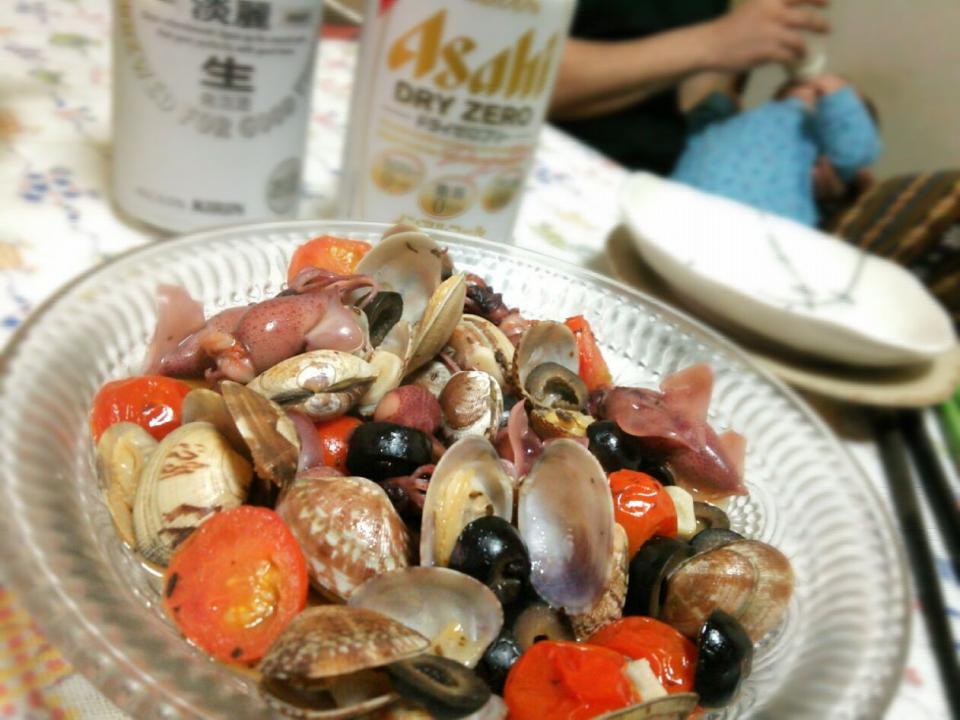 nao子se川さんの浅利、ホタルイカ、オリーブ、ミニトマトの酒蒸し(((o(*ﾟ▽ﾟ*)o)))調理所要時間１５分